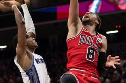 开云下载-马刺横扫浙江队，福克斯点燃赛场的简单介绍