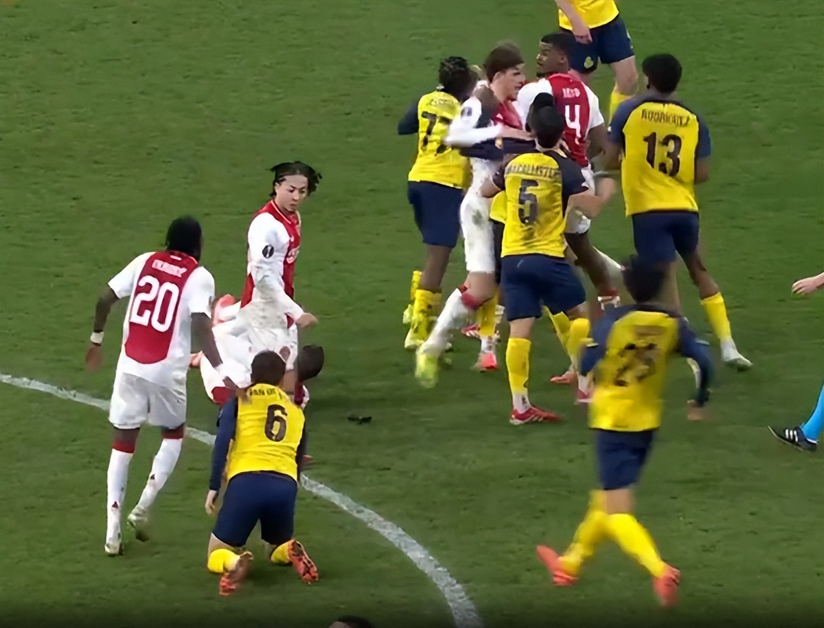 阿贾克斯一击晋级,欧冠赛场激情 阿贾克斯一击晋级,欧冠赛场激情