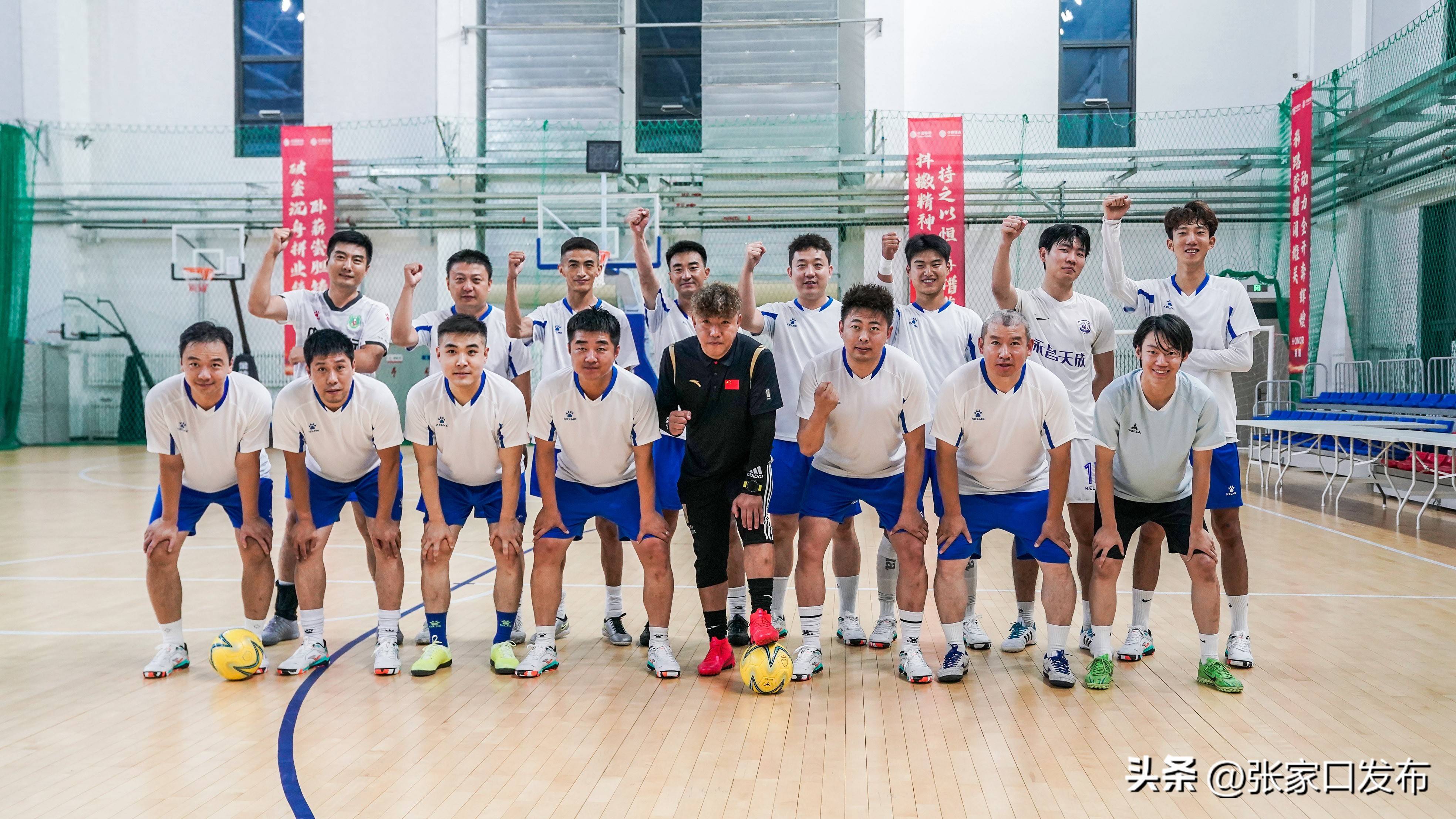 篮球赛场上热闹非凡,球迷欢呼不止 篮球赛场上热闹非凡,球迷欢呼不止