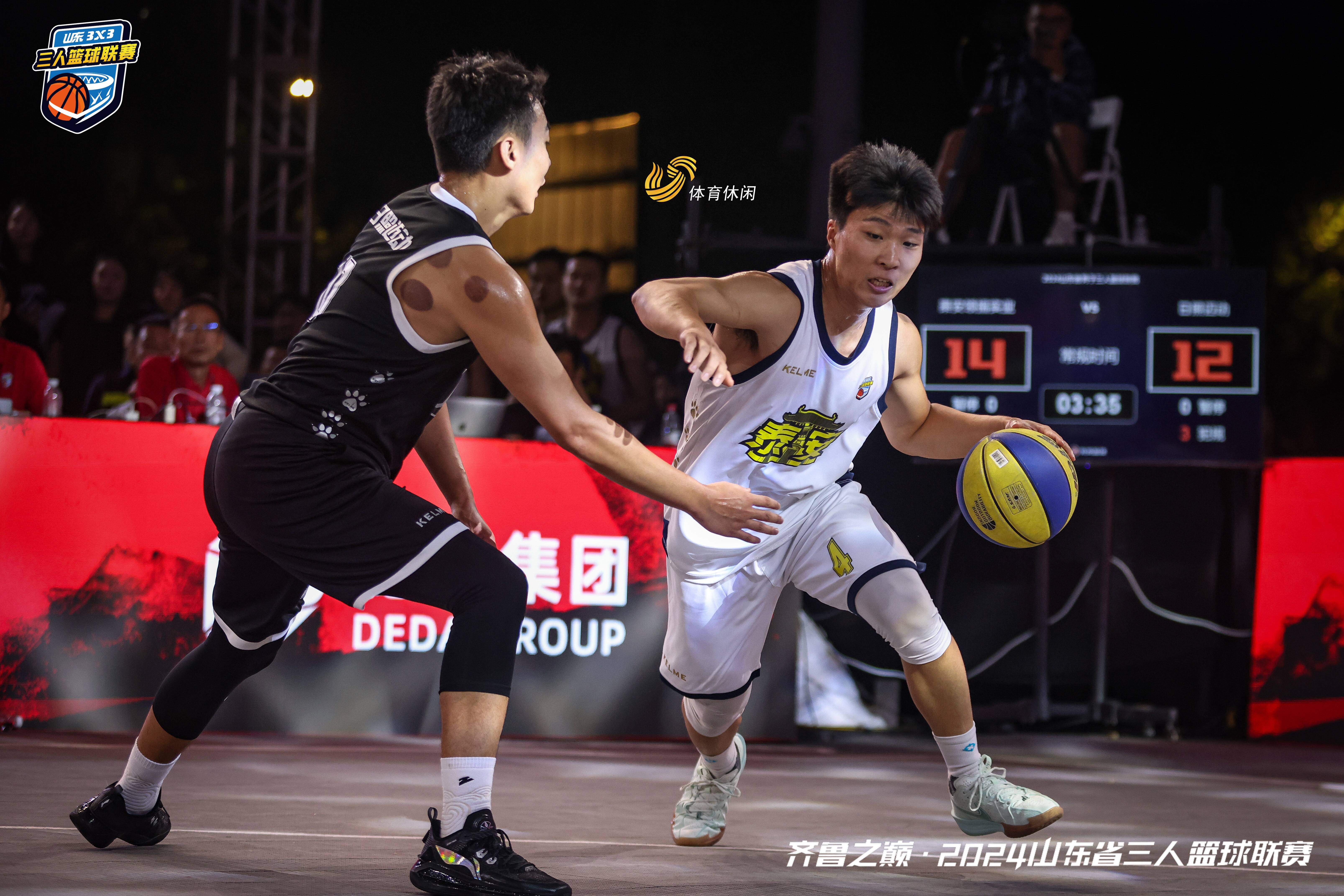 篮球赛场上热闹非凡,球迷欢呼不止 篮球赛场上热闹非凡,球迷欢呼不止