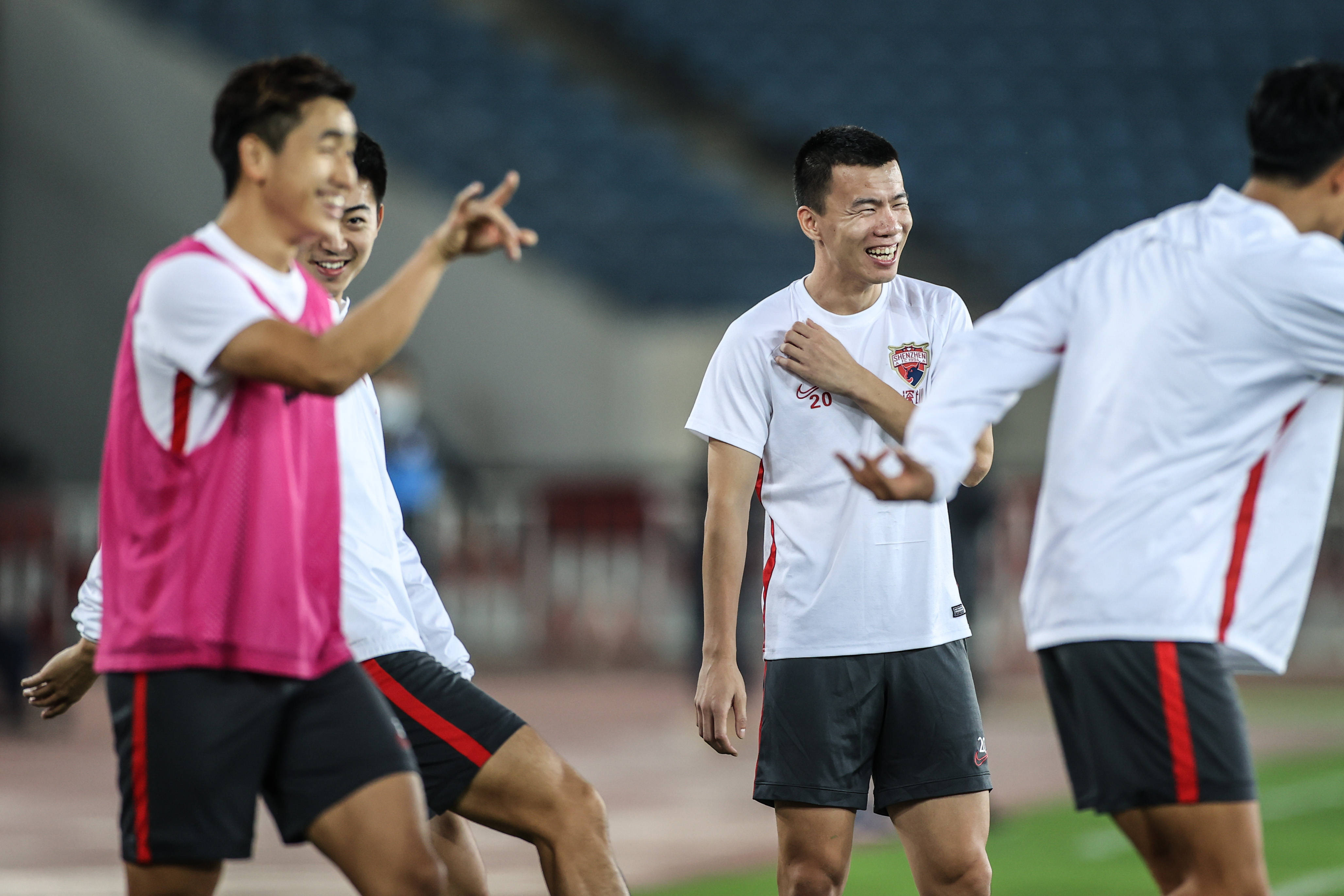 深圳佳兆业队对阵武汉卓尔，胜负难料