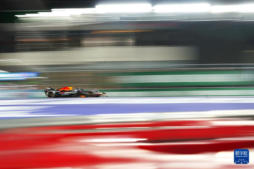 梅赛德斯险胜雷诺车队,维斯塔潘带队取胜 梅赛德斯险胜雷诺车队,维斯塔潘带队取胜